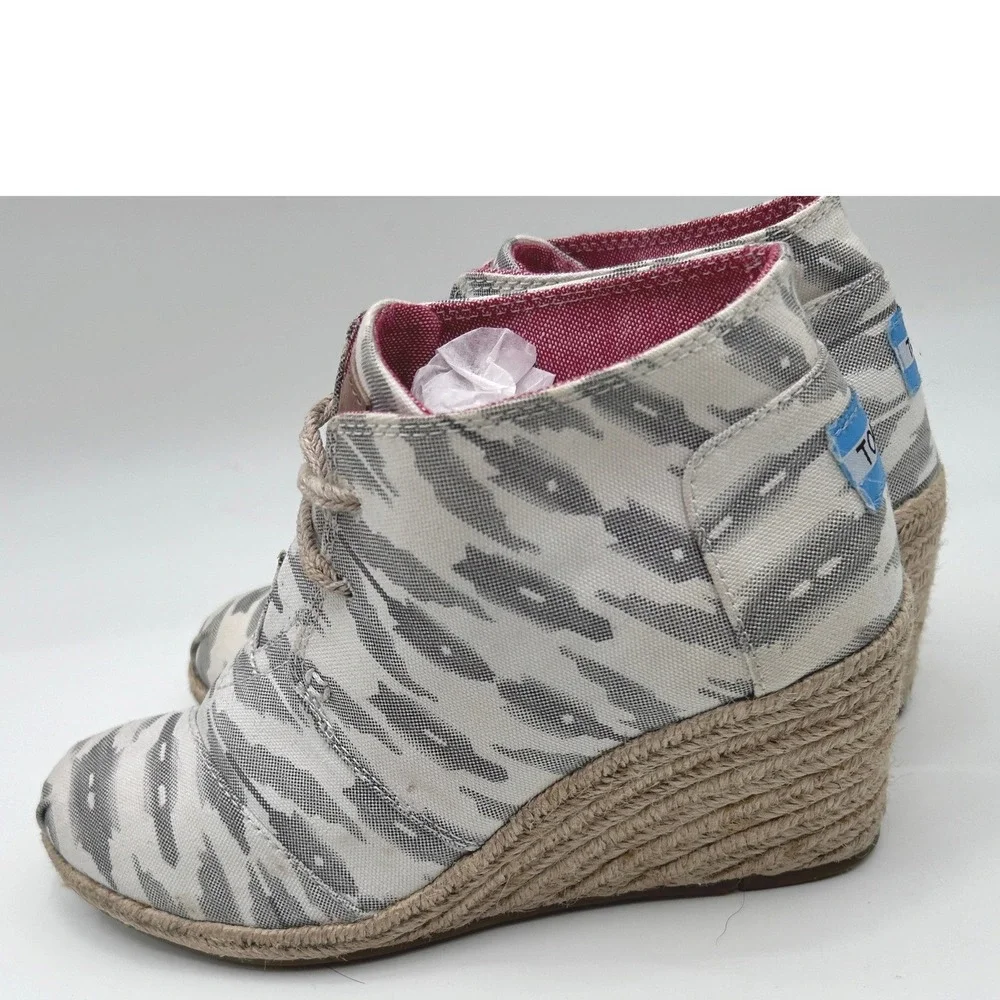 TOMS Desert Wedge Grey White Ikat Canvas Espadrille Lace Up Booties Womens 6